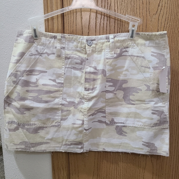 Sanctuary Dresses & Skirts - NWT Sanctuary Camouflage Print Military Cargo Mini Skirt